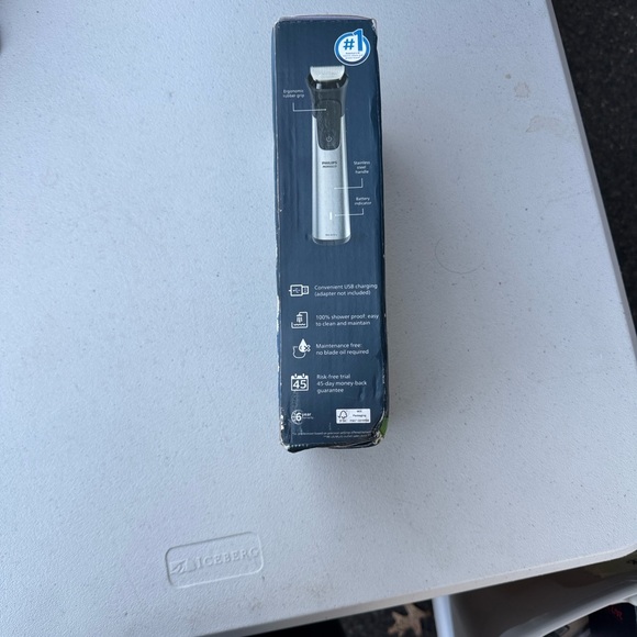 Philips Norelco Multigroom 7000 - Black and Silver - Picture 3 of 5